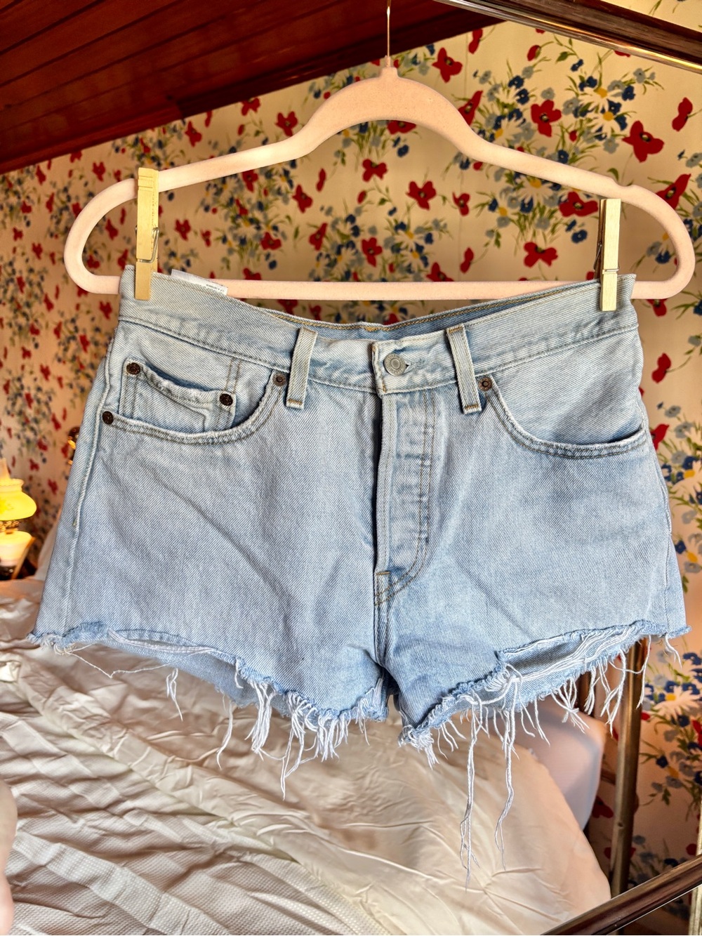 levi’s premium 501 cutoff denim shorts size 27 light wash distressed mom shorts